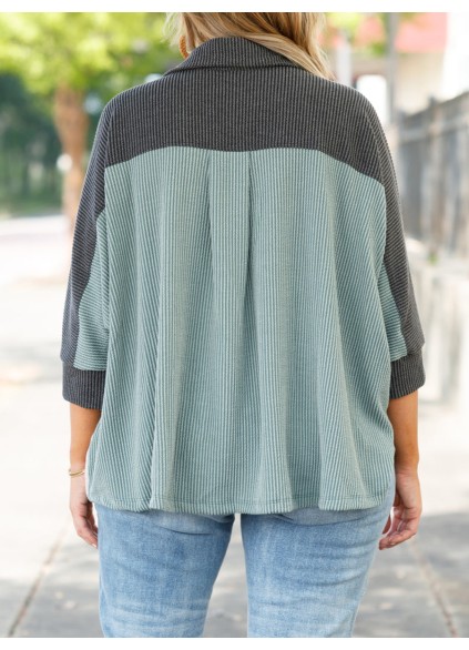 Spliced contrasting button pocket shirt